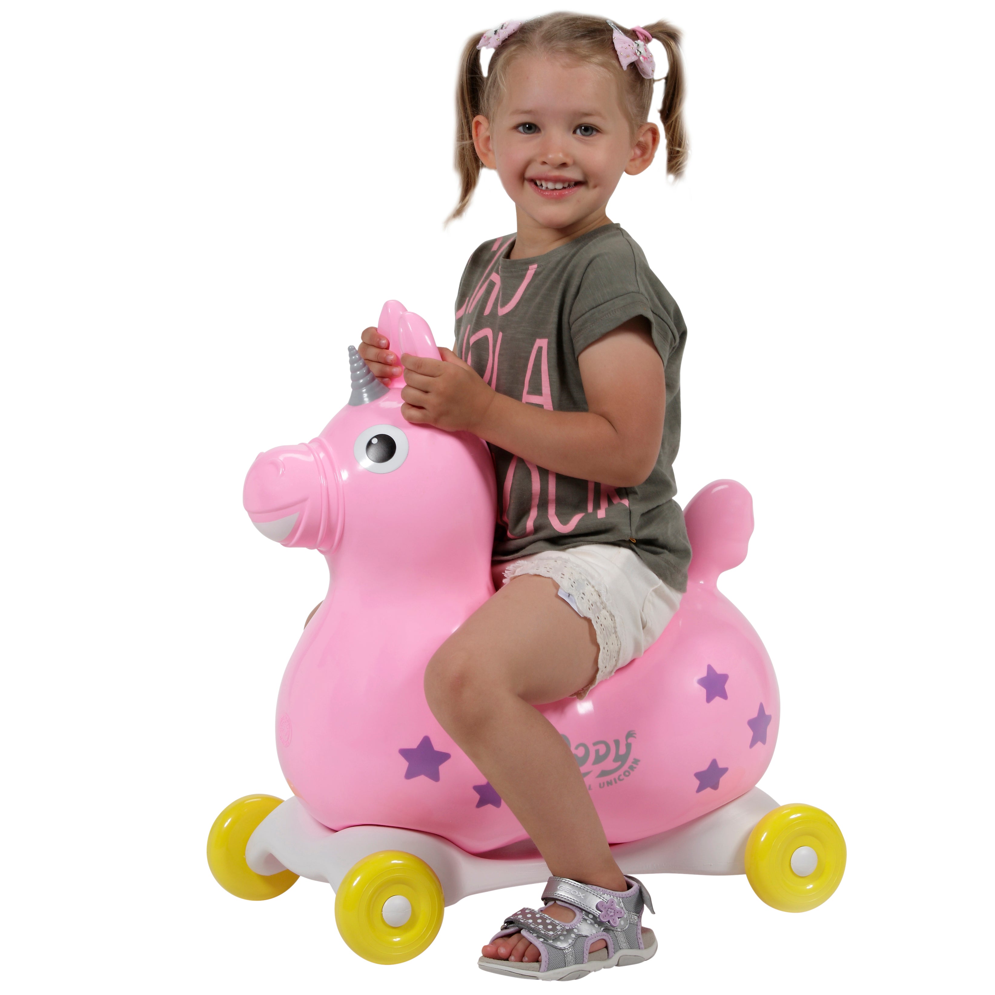 Transform your Rody Magical Unicorn into a wheeled ride-on toy thanks to the removable Speedy Base. In this way, you can increase its functions and extend the possibilities of use. The magical horn and the sparkling stars stimulate children’s imagination. The Magical Unicorn helps your child develop balance, movement skills and coordination. 