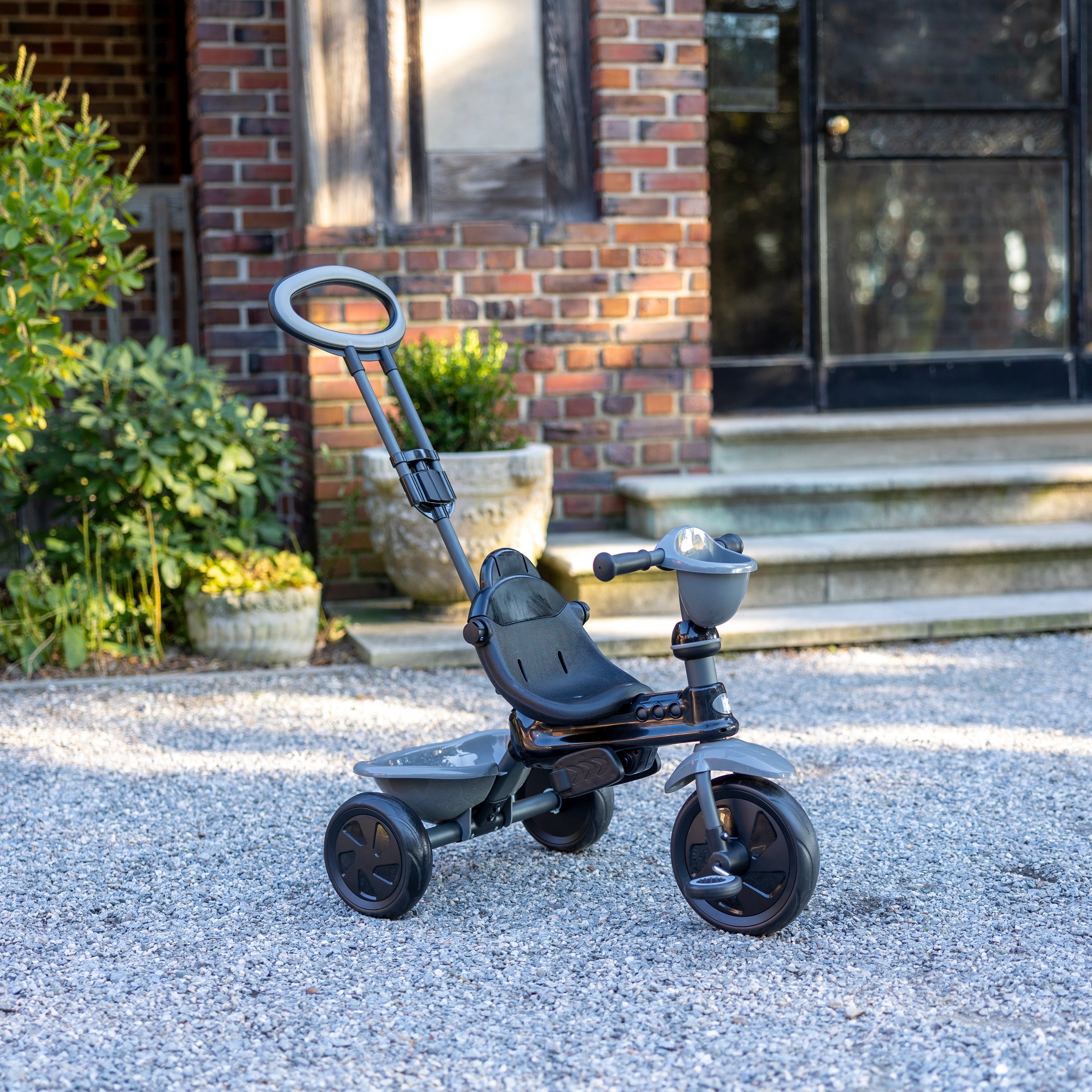 The KETTLER Happy Navigator 4-in-1 Trike grows with your little one from 10 to 72 months, transforming from parent-controlled ride on to kids’ tricycle. Unique removable and adjustable features make sure your little one has a trike for every stage of their development.