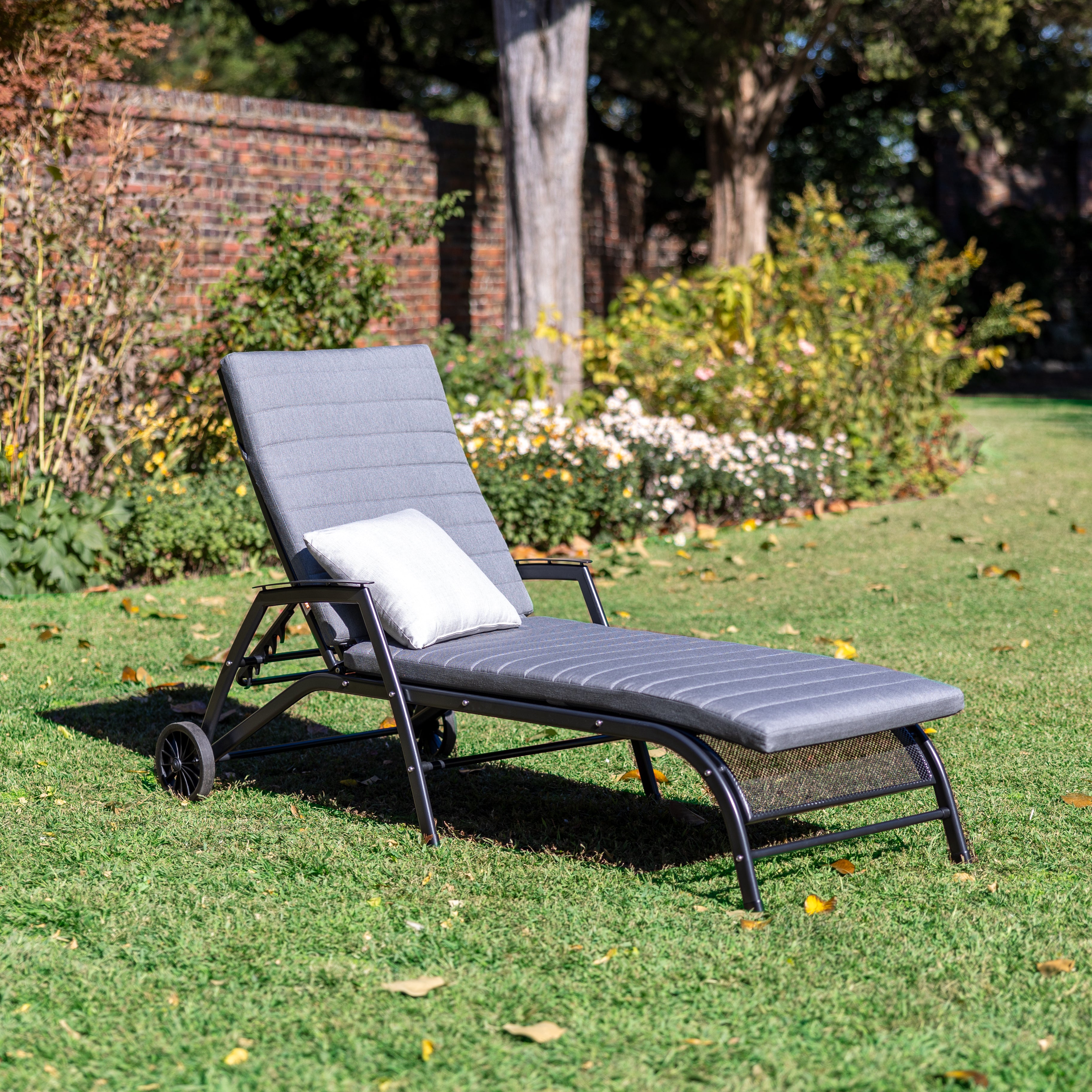 Sit back and relax under the sun on the Henley Lounger providing absolute comfort. Made from KETTLER’s durable mesh material, the Henley Lounger stays strong, withstanding season after season.