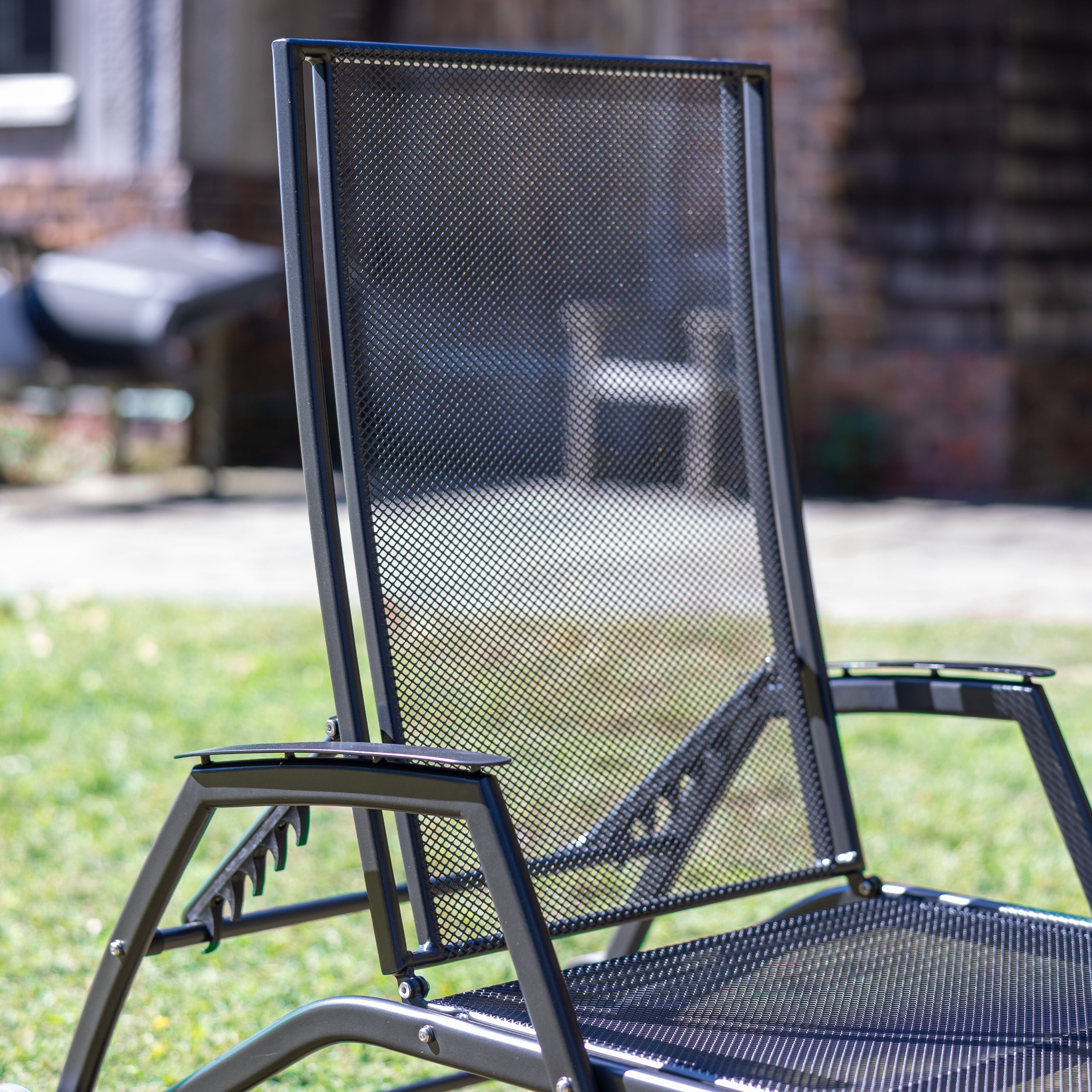 Sit back and relax under the sun on the Henley Lounger providing absolute comfort. Made from KETTLER’s durable mesh material, the Henley Lounger stays strong, withstanding season after season.