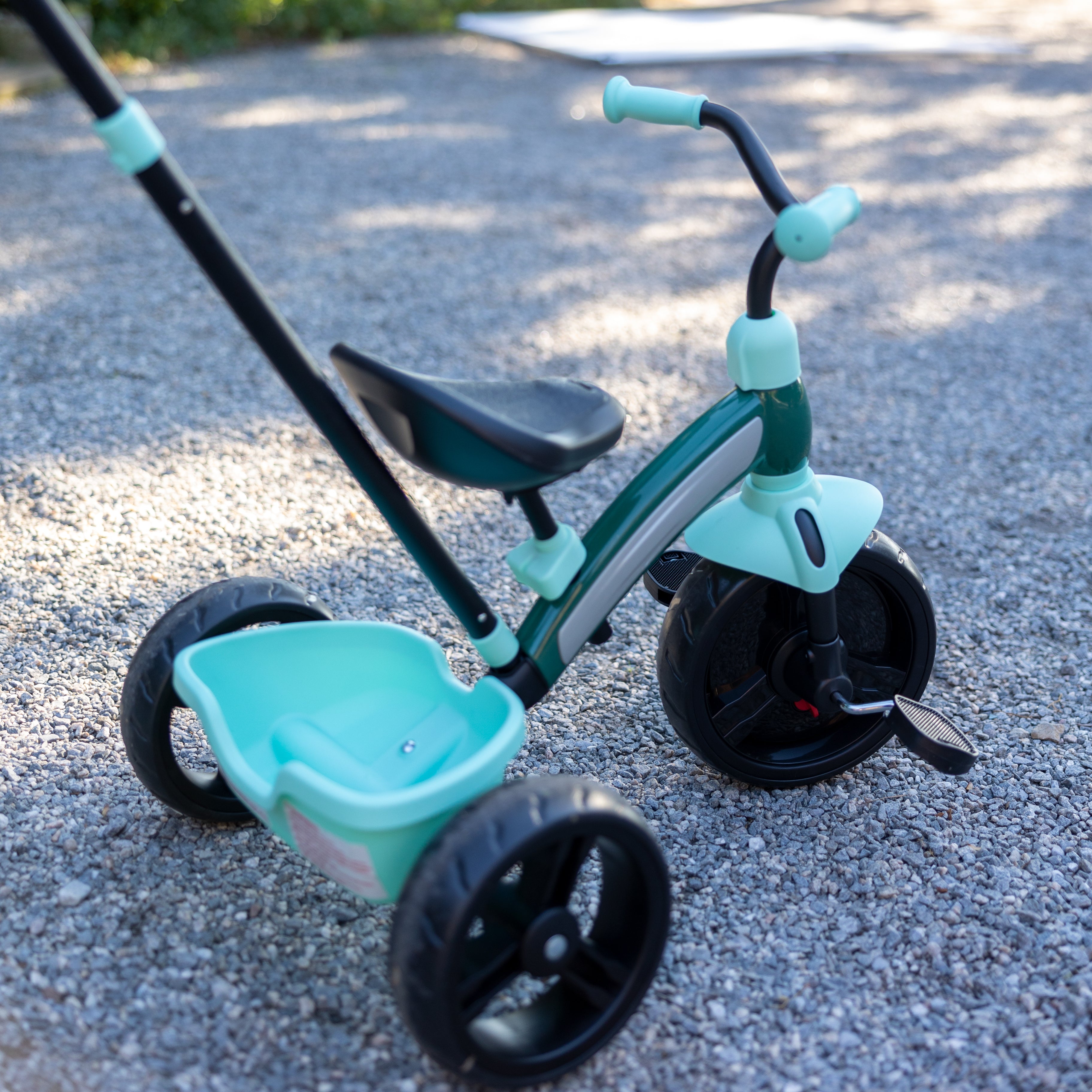 Little ones will love adventures on the KETTLER Junior Plus Trike with Push Bar – especially when they bring their favorite toys along for the ride. There is plenty of room in the rear storage bucket for blocks, dolls or even a teddy. The Trike features a new design with parent push bar. Now kids can pedal in style, and still get that extra little push when they need it. 