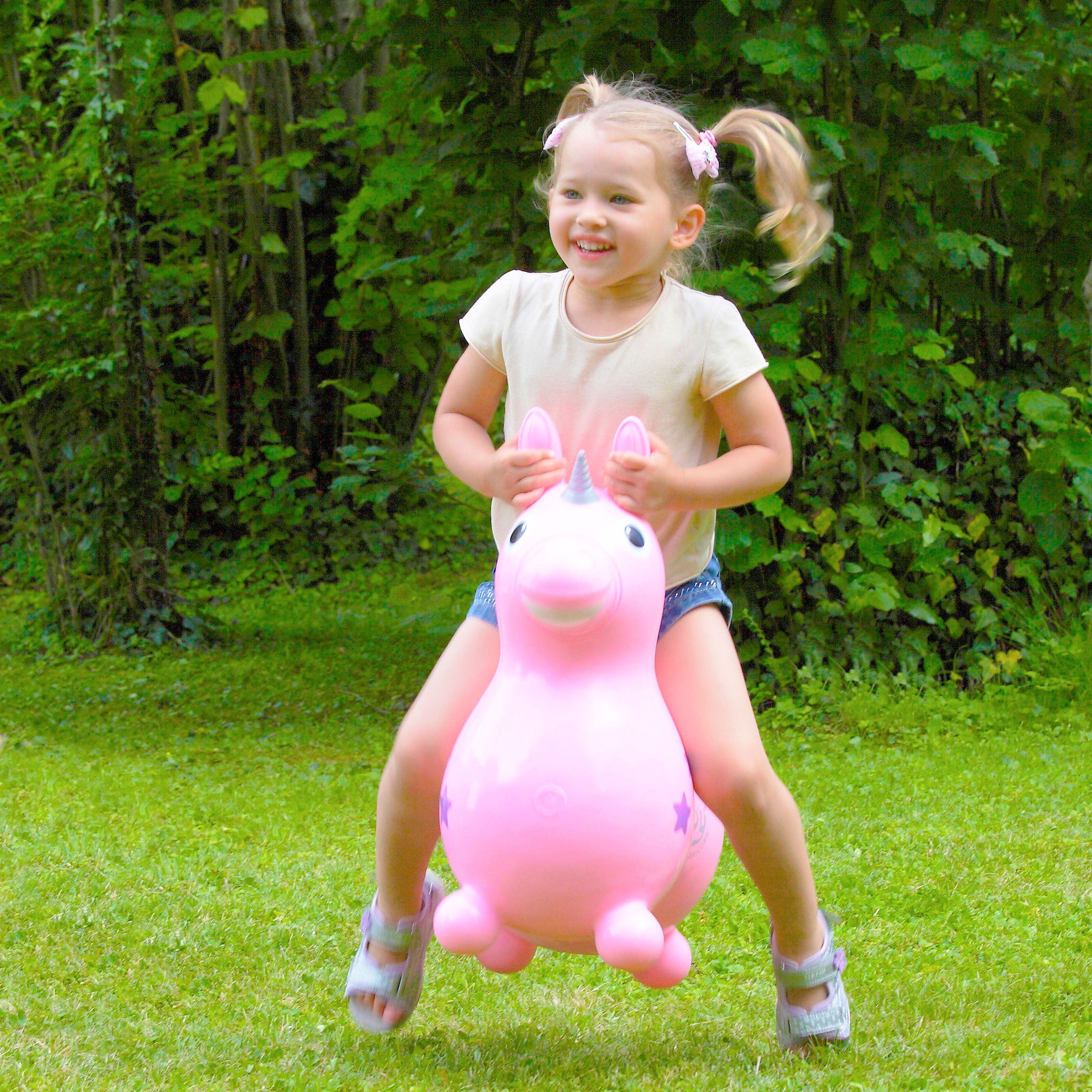 Transform your Rody Magical Unicorn into a wheeled ride-on toy thanks to the removable Speedy Base. In this way, you can increase its functions and extend the possibilities of use. The magical horn and the sparkling stars stimulate children’s imagination. The Magical Unicorn helps your child develop balance, movement skills and coordination. 