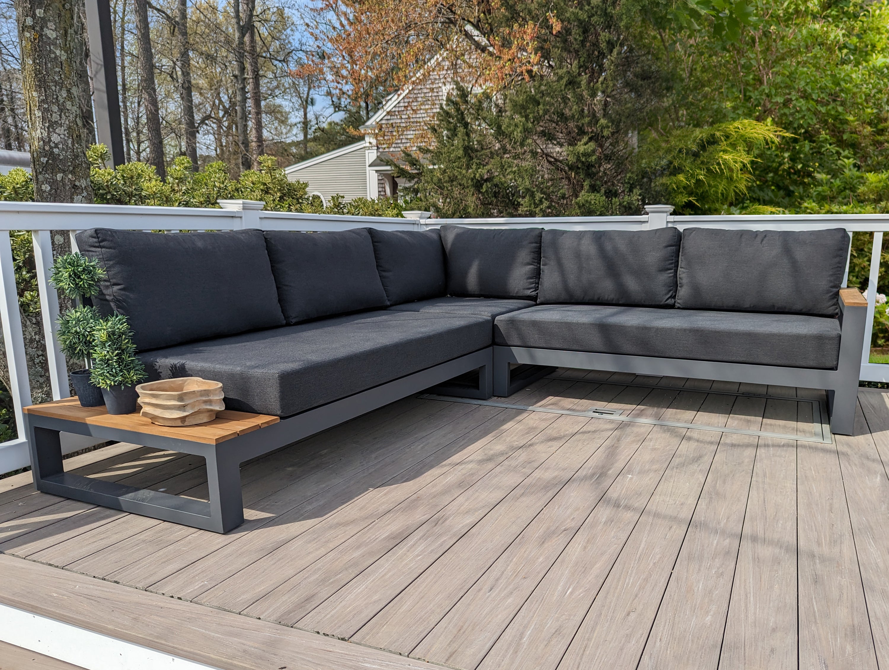 Soho Aluminum Corner Set With Teak Accents