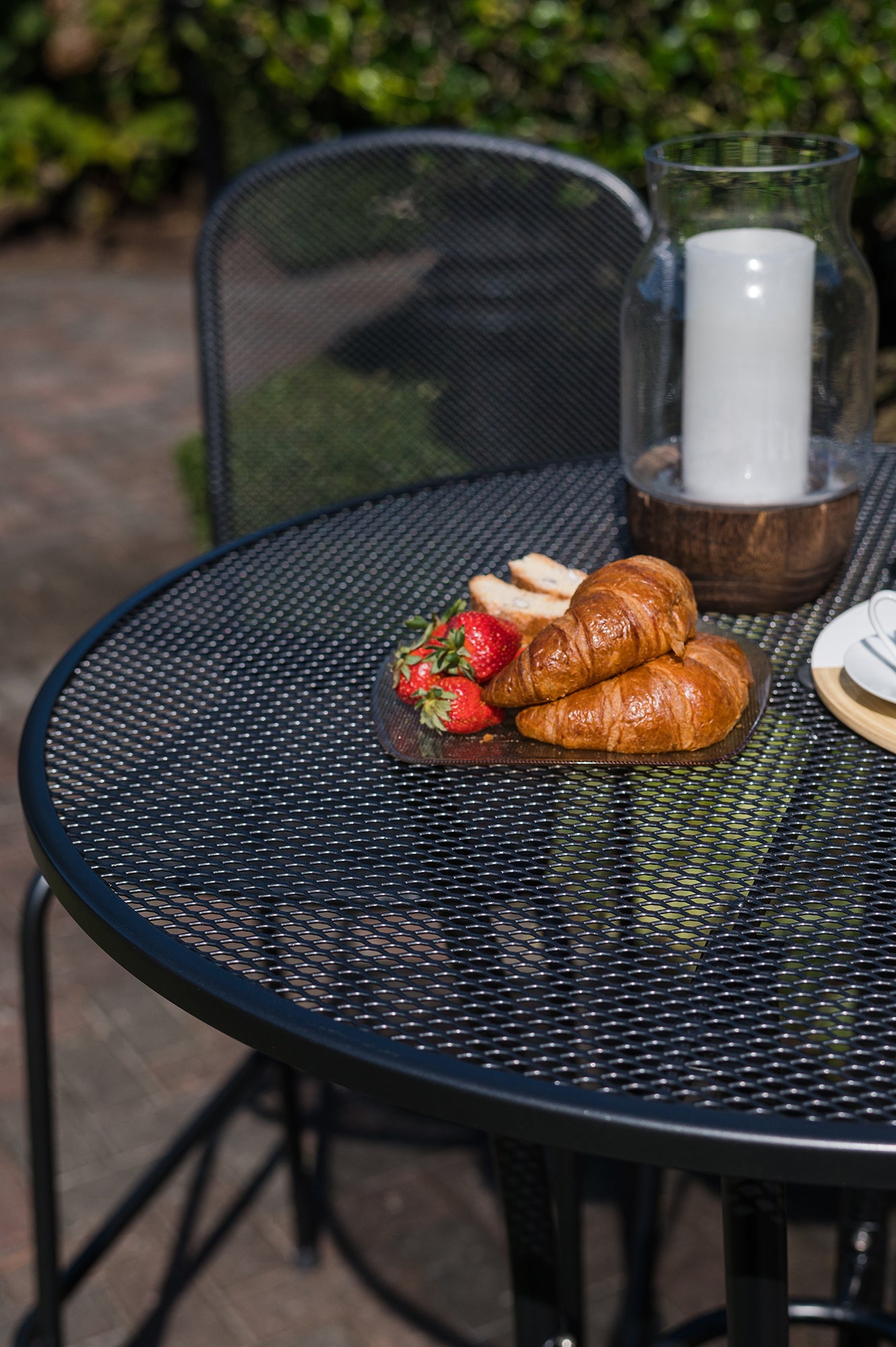 36" Round Mesh Bar Table