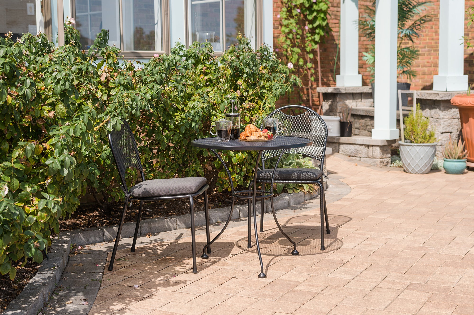 24" Round Mesh Top Table outdoor lifestyle 2